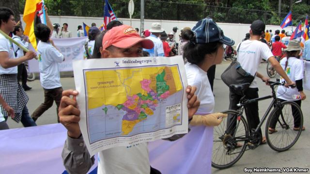 A man shows the map of Kampuchea Krom or “Lower Cambodia” during a demonstration to demand an apology from the Vietnamese Embassy in Phnom Penh, Monday, July 21, 2014. (Suy Heimkhemra/VOA Khmer)