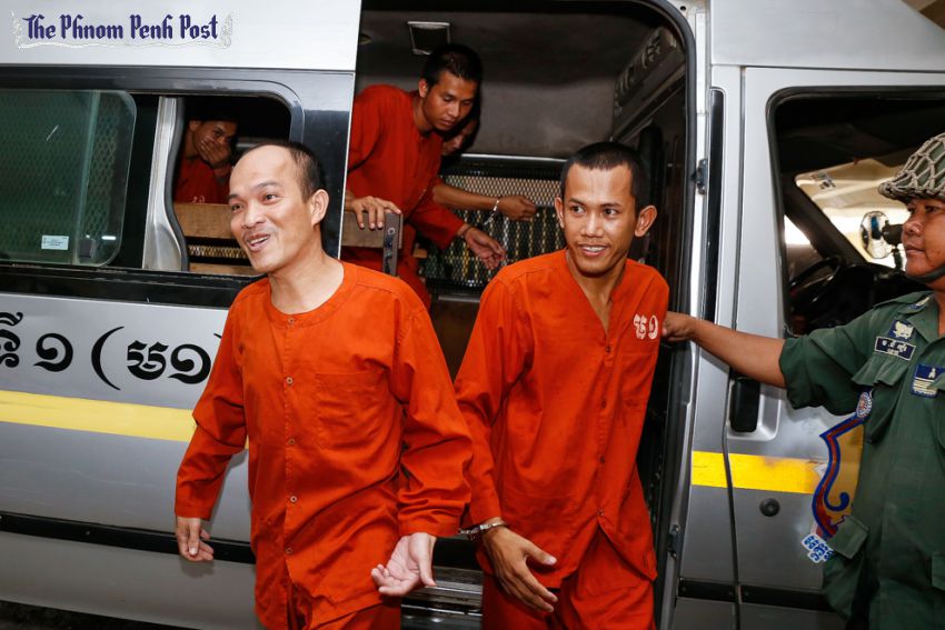 Khmer Krom monks Chea Vanda (left) and Dav Tep arrive at Phnom Penh Municipal Court yesterday afternoon to face charges of drug possession. Pha Lina
