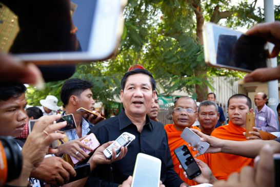 Khmer Kampuchea Krom Community President Thach Setha speaks to the press yesterday at Phnom Penh’s Wat Chas pagoda. Hong Menea