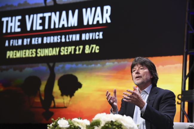 Ken Burns participates in the "The Vietnam War" panel during the PBS portion of the 2017 Summer TCA's at the Beverly Hilton Hotel in Beverly Hills, Calif., July 30, 2017. Photo: VOA 