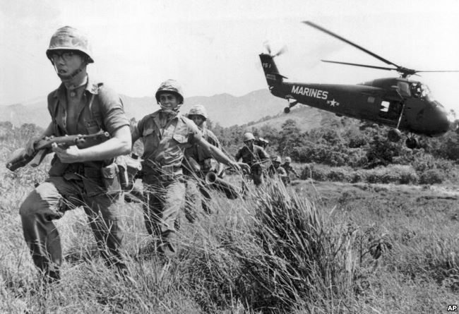 FILE - In this April 28, 1965 file photo, U.S. Marine infantry stream into a suspected Viet Cong village near Da Nang in Vietnam during the Vietnamese war. Filmmaker Ken Burns said he hopes his 10-part documentary about the War, which begins Sept. 17, 2017. Photo: VOA